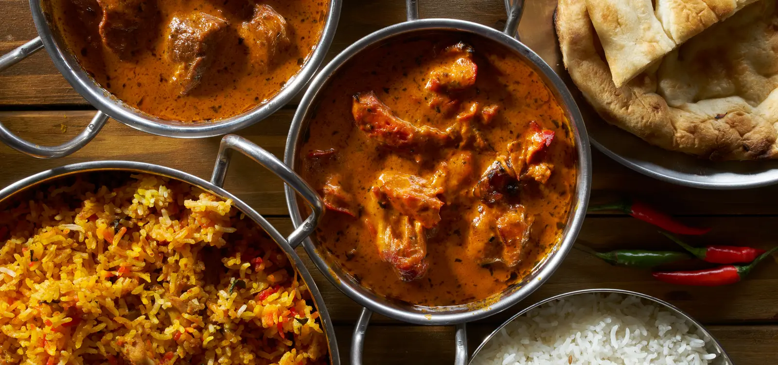 Curry und Biryani in Kadai-Schalen