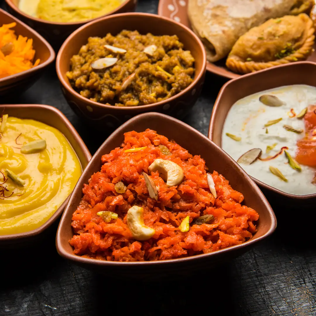 Indische Desserts und Beilagen in Schalen