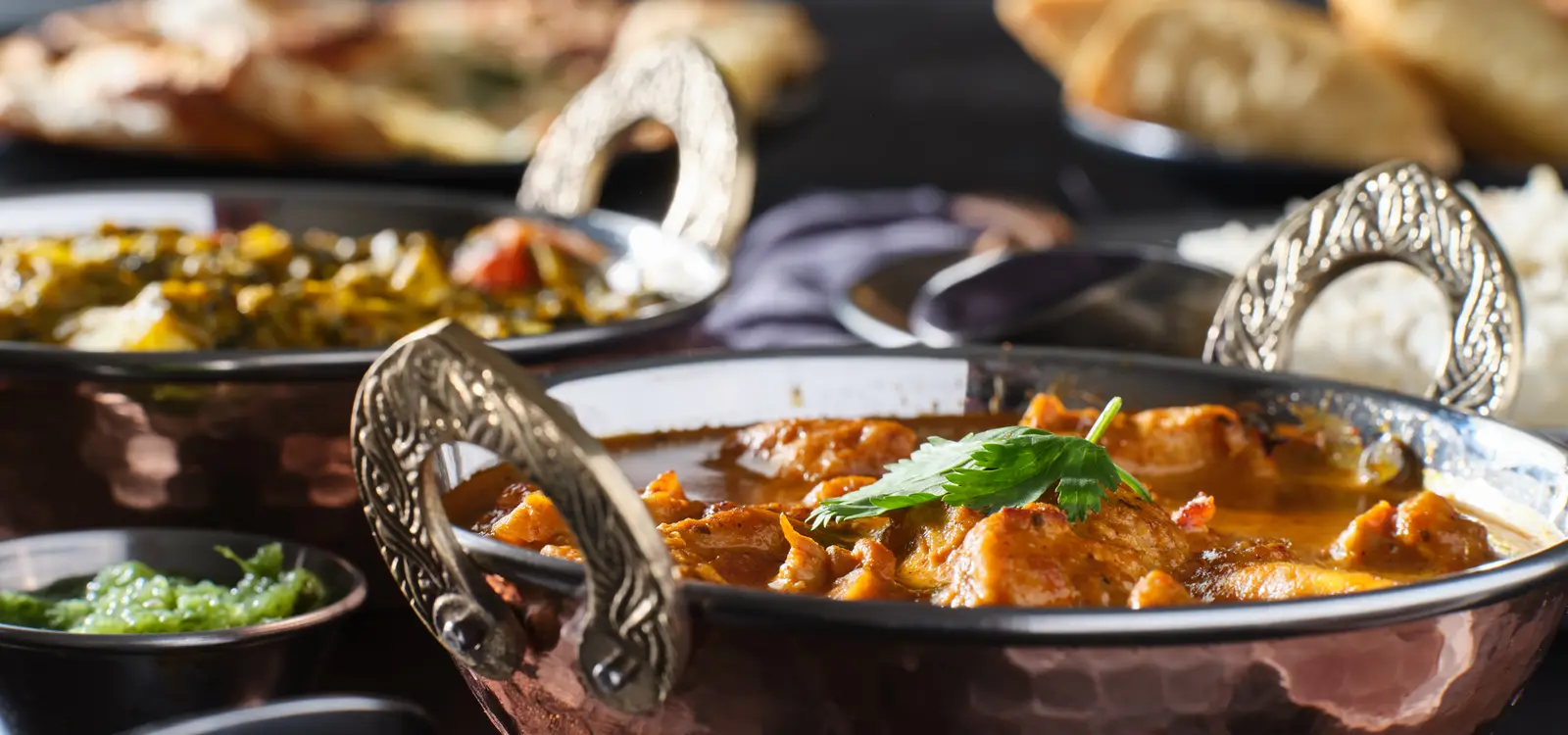Indische Curries in Kadai-Schalen mit Naan