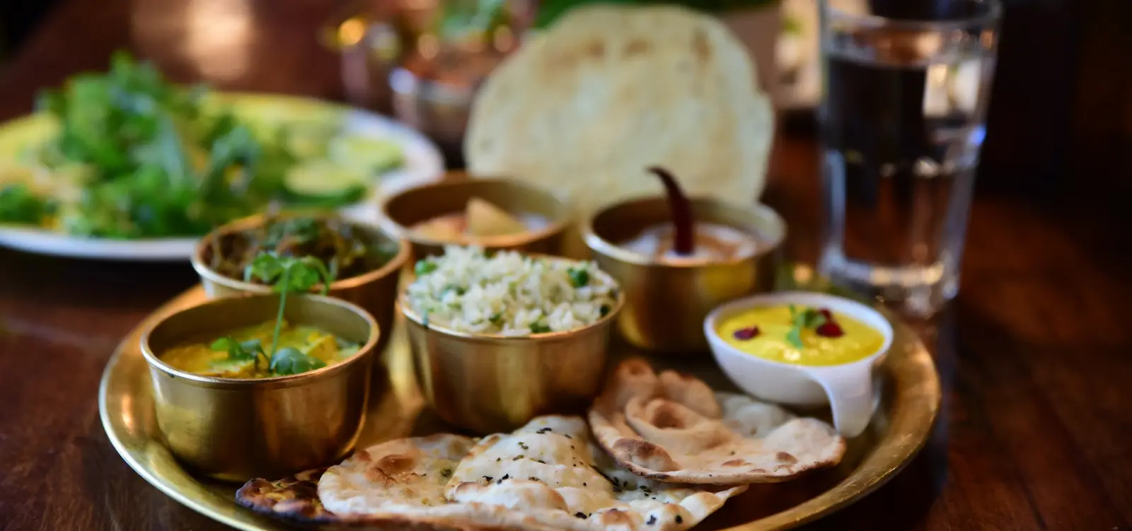 Thali mit Messingschalen, Reis und Fladenbrot