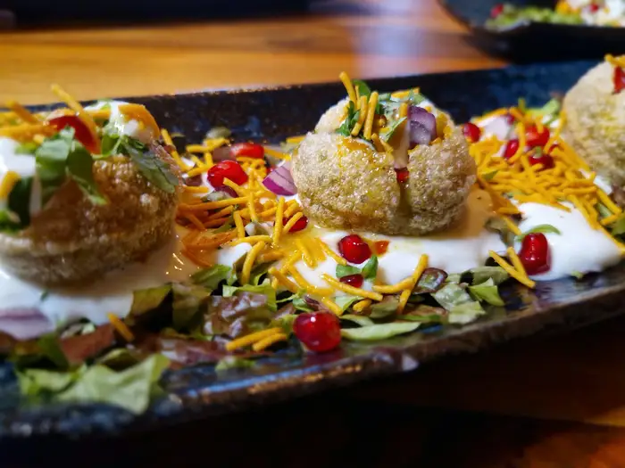Street-Food-Teller mit Joghurt, Sev und Granatapfel