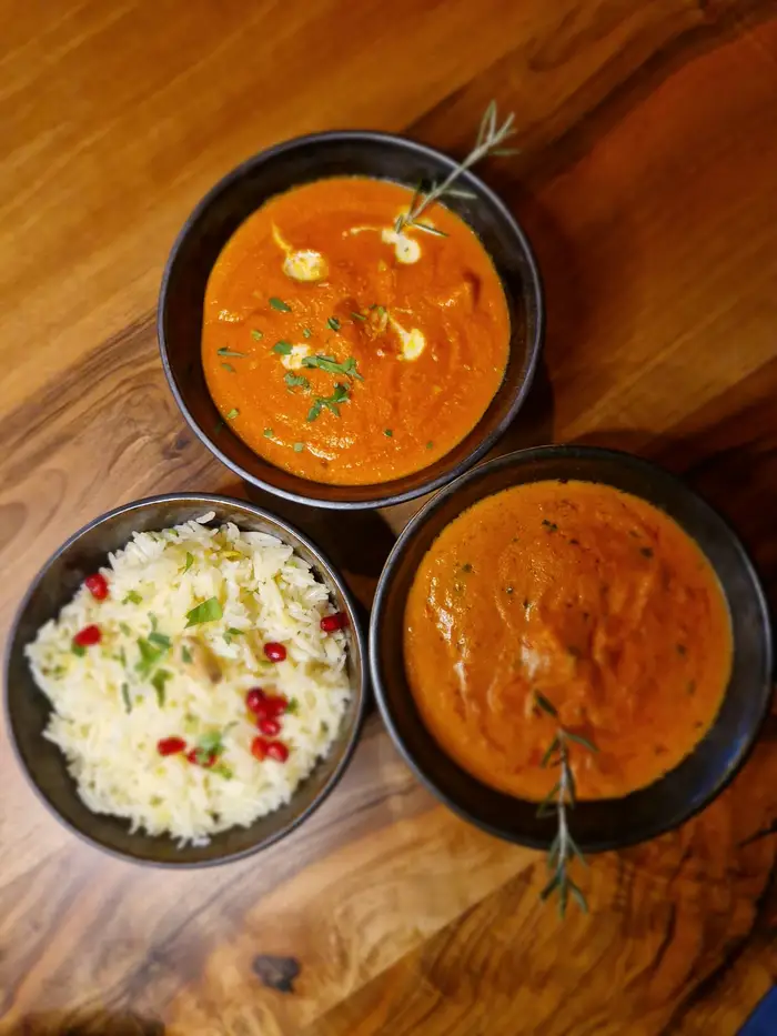 Curries und Reis mit Granatapfel von oben